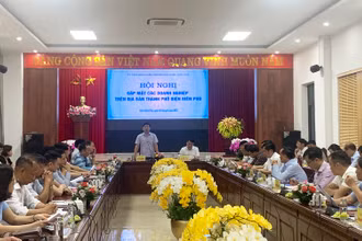 Ông Lê Tiến Dũng, Chủ tịch UBND thành phố Điện Biên Phủ phát biểu tại buổi gặp mặt doanh nghiệp trên địa bàn.