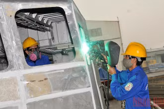 Công nhân Nhà máy đóng tàu Hồng Hà (Hải Phòng) hàn vỏ tàu thủy. (Ảnh: Nguyễn Đăng)