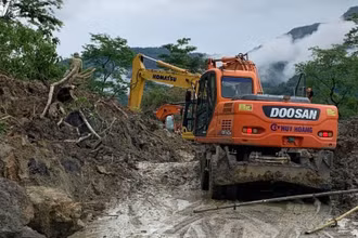 Công ty TNHH Huy Hoàng khẩn trương san gạt đất đá tạm thời thông tuyến trên quốc lộ 12.