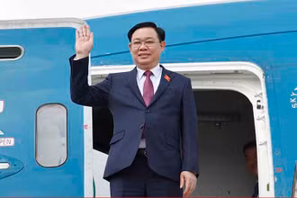 Chủ tịch Quốc hội Vương Đình Huệ đến sân bay quốc tế London Heathrow. (Ảnh: TTXVN)