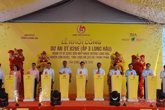 Lãnh đạo tỉnh Long An và các nhà đầu tư ấn nút khởi công dự án thành phần hai đường tỉnh 826E.