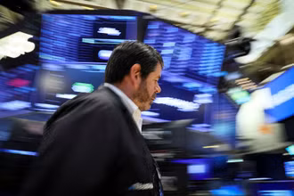 Người tham gia giao dịch tại Sàn giao dịch chứng khoán New York (NYSE), Mỹ, ngày 15/6/2022. (Ảnh: Reuters)