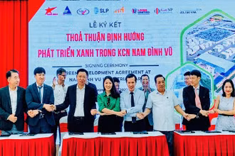 Đại diện Tập đoàn Sao Đỏ ký kết thỏa thuận định hướng phát triển xanh với các doanh nghiệp trong Khu công nghiệp Nam Đình Vũ. 