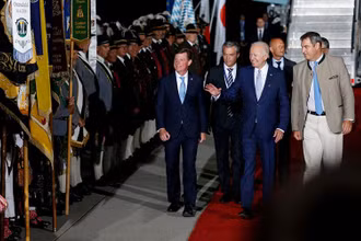 Thủ hiến bang Bavaria Markus Soeder đón Tổng thống Mỹ Joe Biden tại sân bay Franz-Josef-Strauss ở Munich, ngày 25/6. (Ảnh: Reuters)