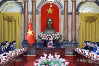 Chủ tịch nước Nguyễn Xuân Phúc tiếp đồng chí Khemmani Pholsena, Bộ trưởng, Chủ nhiệm Văn phòng Chủ tịch nước Lào. (Ảnh: Thống Nhất/TTXVN)
