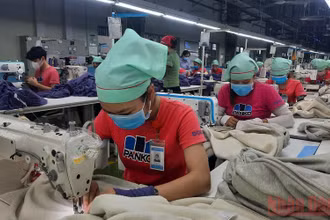 Bảo hiểm xã hội Việt Nam đã triển khai giảm đóng vào các quỹ Bảo hiểm xã hội và chi hỗ trợ từ nguồn quỹ Bảo hiểm thất nghiệp với tổng kinh phí hơn 45.444 tỷ đồng cho người lao động và người sử dụng lao động. (Ảnh: Trung Tâm)