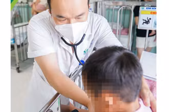 Bác sĩ thăm khám lại cho bệnh nhi sau nội soi gắp dị vật.