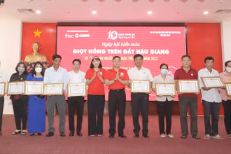 Tặng Bằng khen cho các cá nhân.