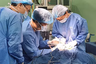 Các bác sĩ phẫu thuật cấy ốc tai điện tử cho trẻ. 
