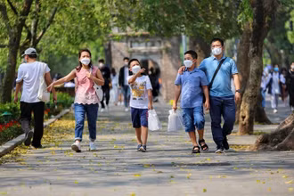 Người dân tại phố đi bộ hồ Hoàn Kiếm. (Ảnh: Tuấn Đức/TTXVN)