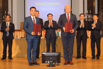 Chủ tịch Quốc hội Vương Đình Huệ và lãnh đạo các bộ, ban, ngành Việt Nam và Hungary đã chứng kiến lễ trao 9 Biên bản ghi nhớ (MOU) hợp tác giữa các trường đại học của hai nước. (Nguồn: VOV)