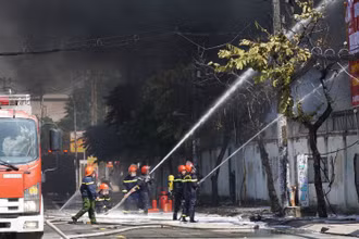Lực lượng chức năng đang dập lửa tại hiện trường. (Ảnh: CTV)