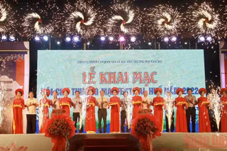 Cắt băng khai mạc Hội chợ thương mại Festival Huế 2022.