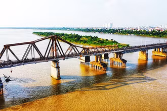 Cầu Long Biên có nhiều tiềm năng để trở thành nơi hưởng thụ văn hóa của người dân Thủ đô. Ảnh: KHIẾU MINH