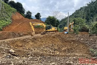 Thi công mở đoạn tuyến qua xã Bằng Phúc, huyện Chợ Đồn thuộc dự án đường thành phố Bắc Kạn đi hồ Ba Bể. 