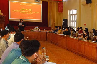 Hội nghị tổng kết chấm báo cáo sáng kiến năm học 2021 - 2022 của Phòng GD&ĐT huyện Văn Yên. Ảnh: baoyenbai.com.vn.