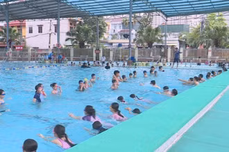 Các lớp phổ cập bơi tại quận Hà Đông giúp các em được rèn luyện sức khỏe, chống đuối nước.
