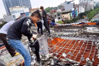 Lực lượng chức năng phá dỡ phần diện tích vi phạm trật tự xây dựng. (Ảnh: Ngọc An)