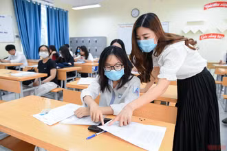 Thí sinh Hà Nội làm thủ tục dự thi tốt nghiệp THPT năm 2022