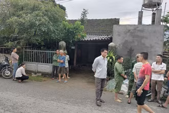 Người dân trong xã tới thăm hỏi, hỗ trợ gia đình nạn nhân bị chết do sét đánh.