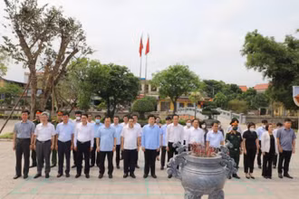 Lãnh đạo tỉnh Hưng Yên dâng hương tưởng niệm Tổng Bí thư Nguyễn Văn Linh.