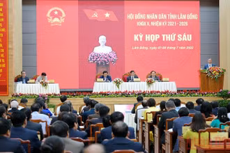 Quang cảnh phiên chất vấn và trả lời chất vấn tại Kỳ họp thứ sáu, Hội đồng nhân dân tỉnh Lâm Đồng khóa 10.
