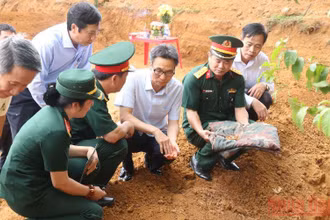 Phó Thủ tướng Vũ Đức Đam thăm hỏi, động viên lực lượng tìm kiếm, quy tập hài cốt liệt sĩ tại khu vực Chiến khu Ba Lòng.