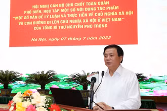 Đồng chí Nguyễn Xuân Thắng giới thiệu tác phẩm tại Hội nghị.