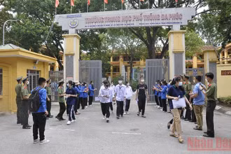 Thí sinh điểm thi Trường THPT Đa Phúc, Sóc Sơn, Hà Nội kết thúc buổi thi sáng 7/7.