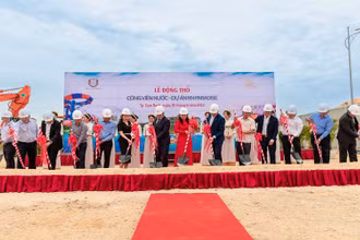 Đại diện chủ đầu tư cùng đối tác thực hiện nghi thức động thổ công viên nước tại Dự án KN Paradise.