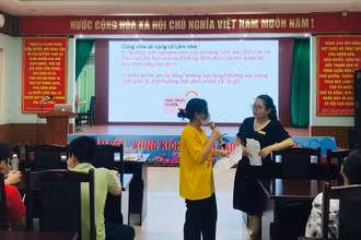 Các em tham gia chia sẻ tại lớp tư vấn.