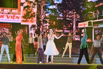 Ca sĩ Võ Hạ Trâm trình bày ca khúc “Ơi cuộc sống mến thương”; sáng tác: Nguyễn Ngọc Thiện.