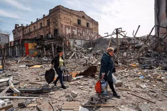 Cảnh hoang tàn tại TP Mariupol, Ukraine, ngày 10/4. (Ảnh: Reuters)