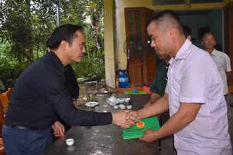 Đồng chí Hoàng Việt Phương, Phó Chủ tịch UBND tỉnh Tuyên Quang trao hỗ trợ cho gia đình nạn nhân.