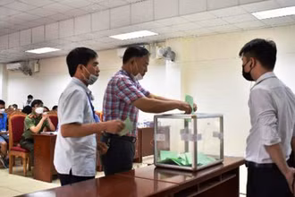 Phiên đấu giá đất tại huyện Mê Linh. (Ảnh: Ngọc Sơn)