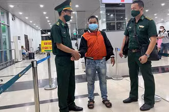 Anh Pui Thái (mặc áo đỏ-giữa) được các lực lượng giải cứu trở về nhà vào ngày 3/7.
