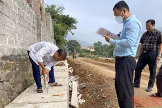 Các chuyên gia bắn súng bật nẩy để kiểm tra chất lượng công trình.