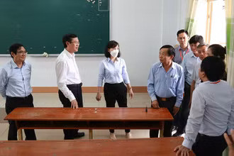 Thứ trưởng Giáo dục và Đào tạo Nguyễn Văn Phúc kiểm tra một điểm thi tại thành phố Biên Hòa, tỉnh Đồng Nai.