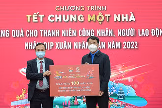 Bí thư Trung ương Đoàn Thanh niên Cộng sản Hồ Chí Minh Ngô Văn Cương trao biển tượng trưng 100 phần quà tặng thanh niên công nhân trong khuôn khổ chương trình tại tỉnh Quảng Ninh.