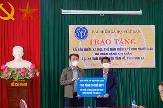 Đại diện huyện Vân Hồ thay mặt 50 người có hoàn cảnh khó khăn nhận thẻ bảo hiểm y tế từ Tổng Giám đốc Bảo hiểm xã hội Việt Nam.