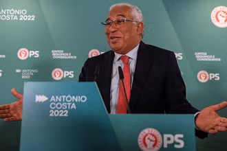 Lãnh đạo đảng Xã hội (PS) Bồ Đào Nha, Thủ tướng Antonio Costa phát biểu sau khi kết quả thăm dò bầu cử được công bố, tại Lisbon ngày 30/1/2022. (Ảnh: AFP/TTXVN)