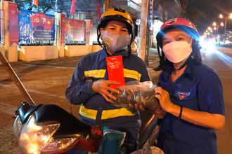 Chị Nguyễn Thị Kim Phương (Công nhân xí nghiệp môi trường quận Liên Chiểu, thành phố Đà Nẵng) với ca làm đêm giao thừa. (Ảnh: ANH ĐÀO)