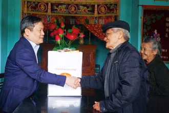 Bí thư Tỉnh ủy Quảng Bình Vũ Đại Thắng thăm, chúc Tết nhà báo lão thành Trần Quốc Vinh, nguyên Vụ trưởng Vụ Tổ chức cán bộ, Báo Nhân Dân.