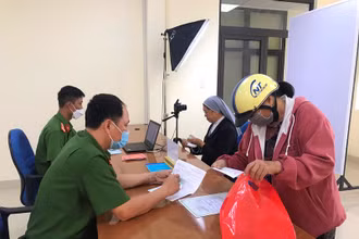Người dânđược tạo điều kiện thuận lợi làm căn cước công dân tại Trung tâm phục vụ hành chính công tỉnh Kon Tum.