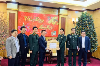 Tổng Biên tập Báo Nhân Dân Lê Quốc Minh trao quà tặng một số gia đình chính sách Văn phòng Tổng cục Chính trị Quân đội nhân dân Việt Nam.