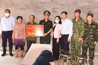 Ảnh minh họa: Đại diện Đoàn Kinh tế-Quốc phòng 345 trao “Nhà tình quân dân” tặng gia đình có hoàn cảnh khó khăn. (Nguồn: Tạp chí Công nghiệp quốc phòng và kinh tế)