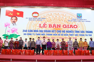 Tặng quà cho hộ nghèo được nhận nhà đón Tết Nhâm Dần.