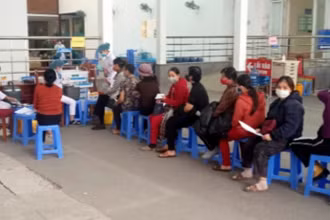 Người dân thành phố Thái Nguyên tiêm vaccine phòng Covid-19.