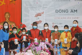 Câu lạc bộ Tình nguyện Trường đại học Luật Hà Nội trao tặng 6 chiếc điện thoại thông minh tới các em học sinh Trường THCS Phong Vân.