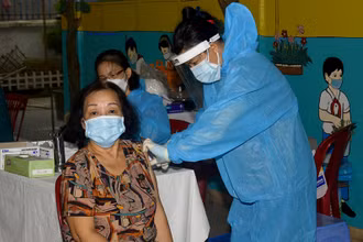 Tiêm mũi 3 cho người dân trên địa bàn quận Phú Nhuận.